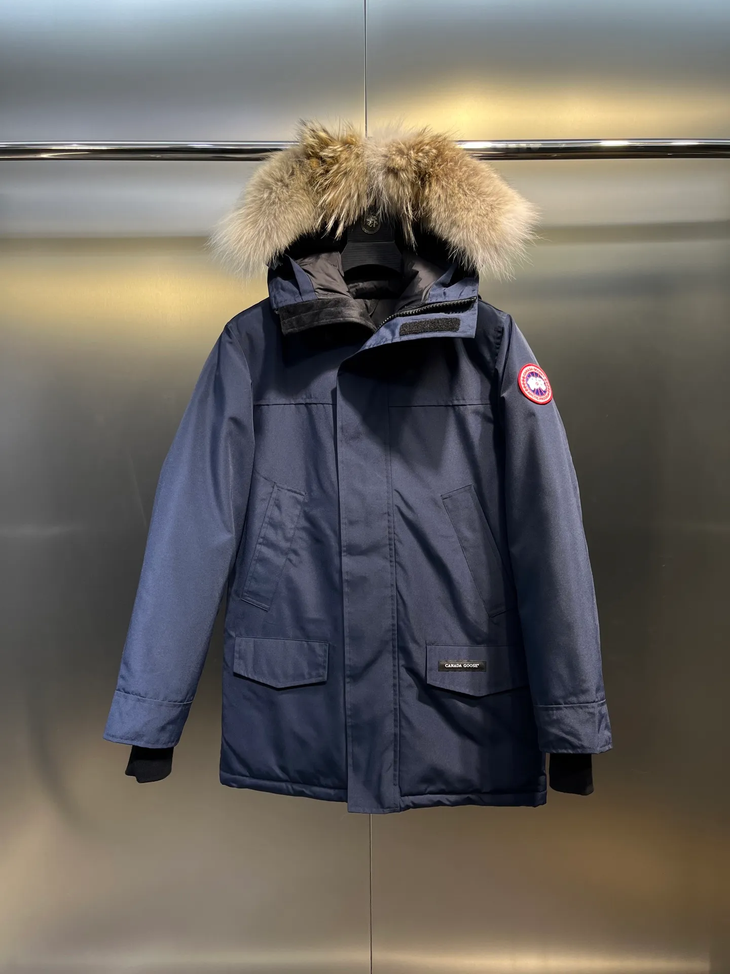 P840 𝘾𝘼𝙉𝘼𝘿𝘼 𝙂𝙊𝙊𝙎𝙀Big Goose 13# The design of Big Goose 13 is simple and elegant, a little longer than the 08 model, more suitable for men and suitable for business people. This down jacket is popular for its simple design, which is not only practical but also has a certain sense of fashion. In terms of applicability, the Daye 13 model provides good thermal insulation performance. Its thermal insulation coefficient is level 5, which can provide enough warmth and is suitable for wearing in cold environments. In addition, the Daye 13 model also has a high cost performance. Compared with other models, it provides a better balance between price and performance, making it more competitive in the market.  size：xs-xxl